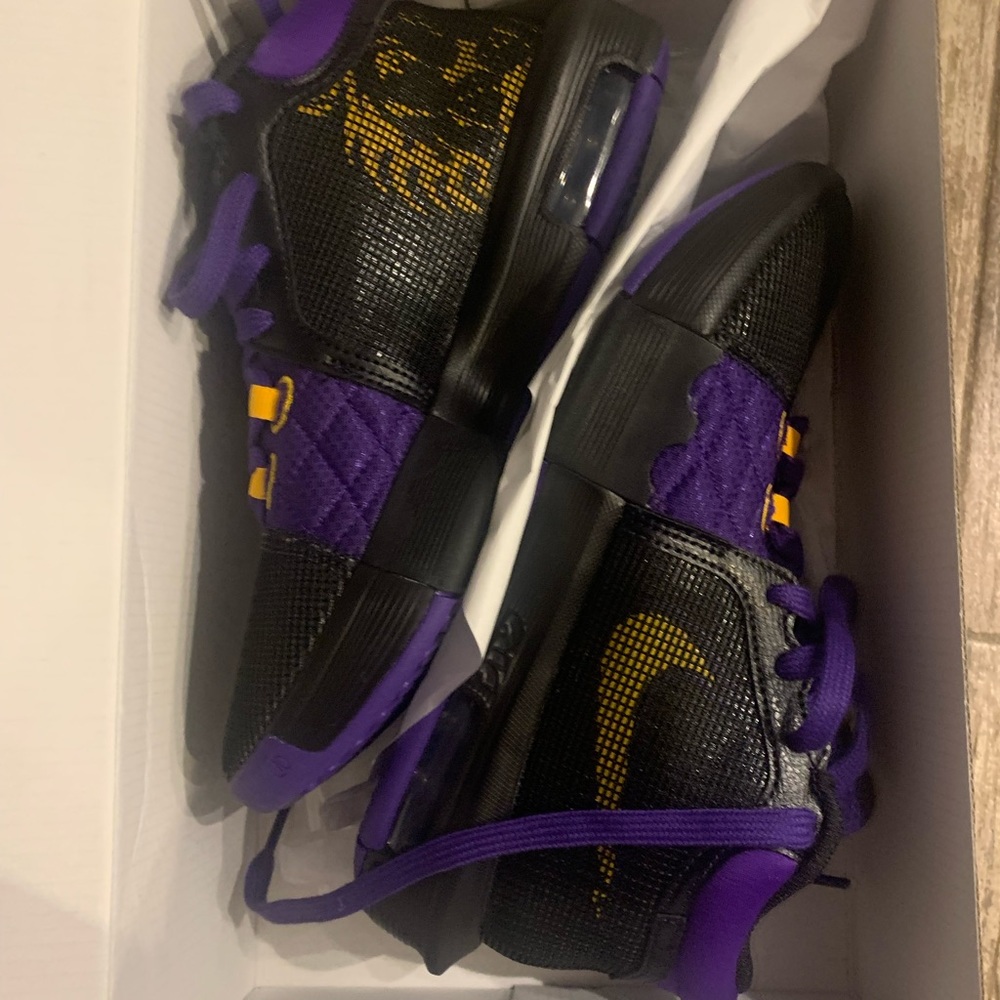 Nike Lebron Witness VIII basketball shoes. NWT